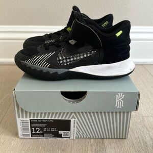 Nike Kids Kyrie Flytrap V size 12c